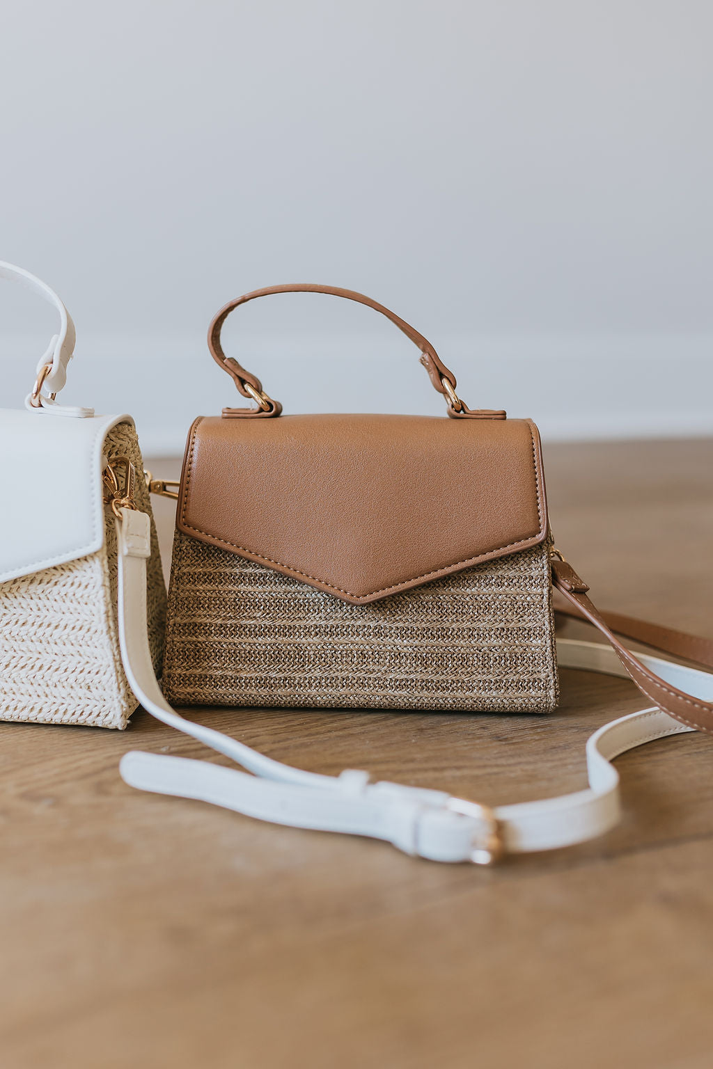 Coastal Straw Envelope Crossbody - Beige